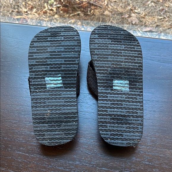 Yellow Box Black Flip Flops   Size 8 - Picture 3 of 3
